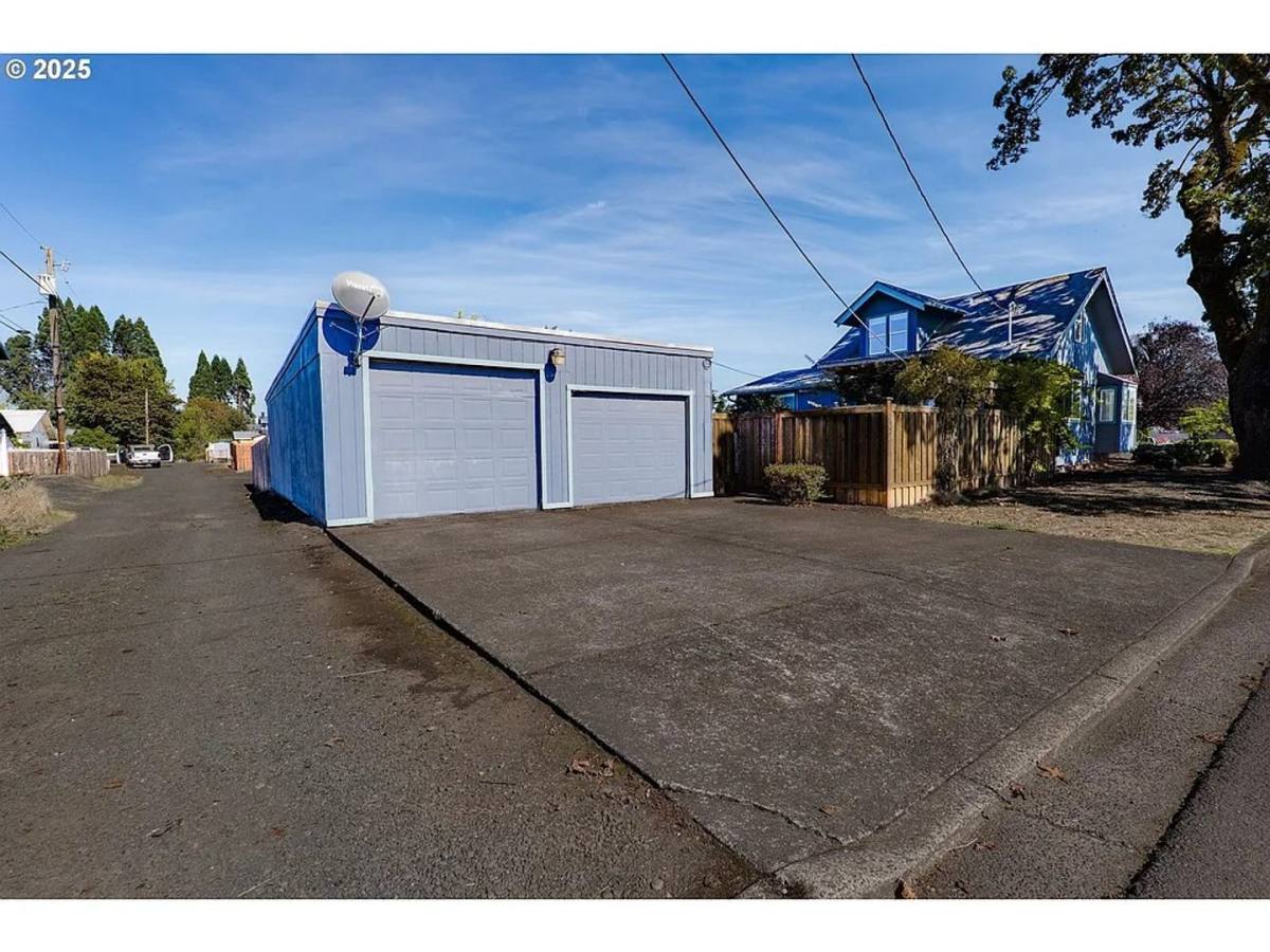 House for rent at 1021 Deal St, Junction City, OR 97448