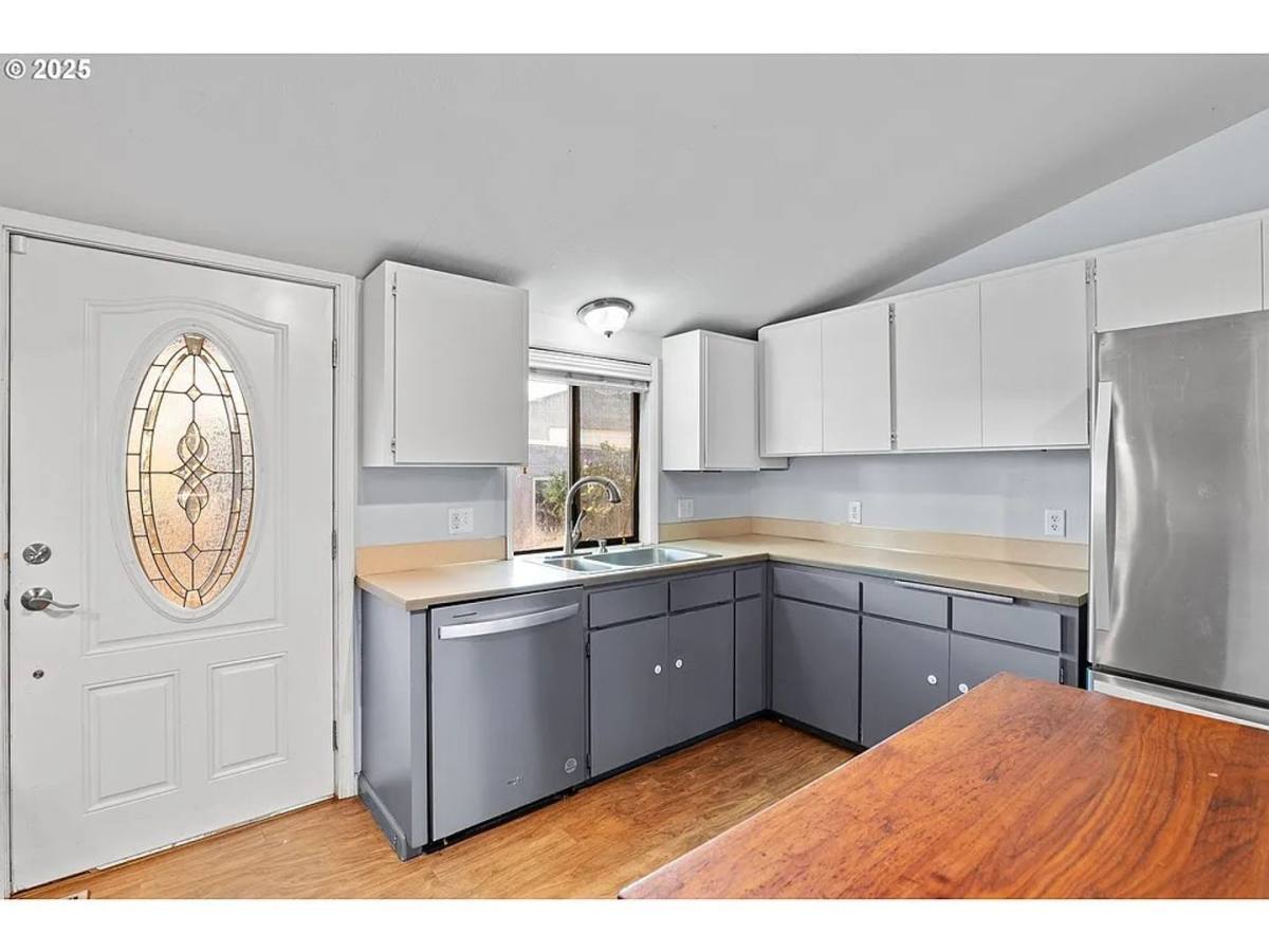 House for rent at 1021 Deal St, Junction City, OR 97448
