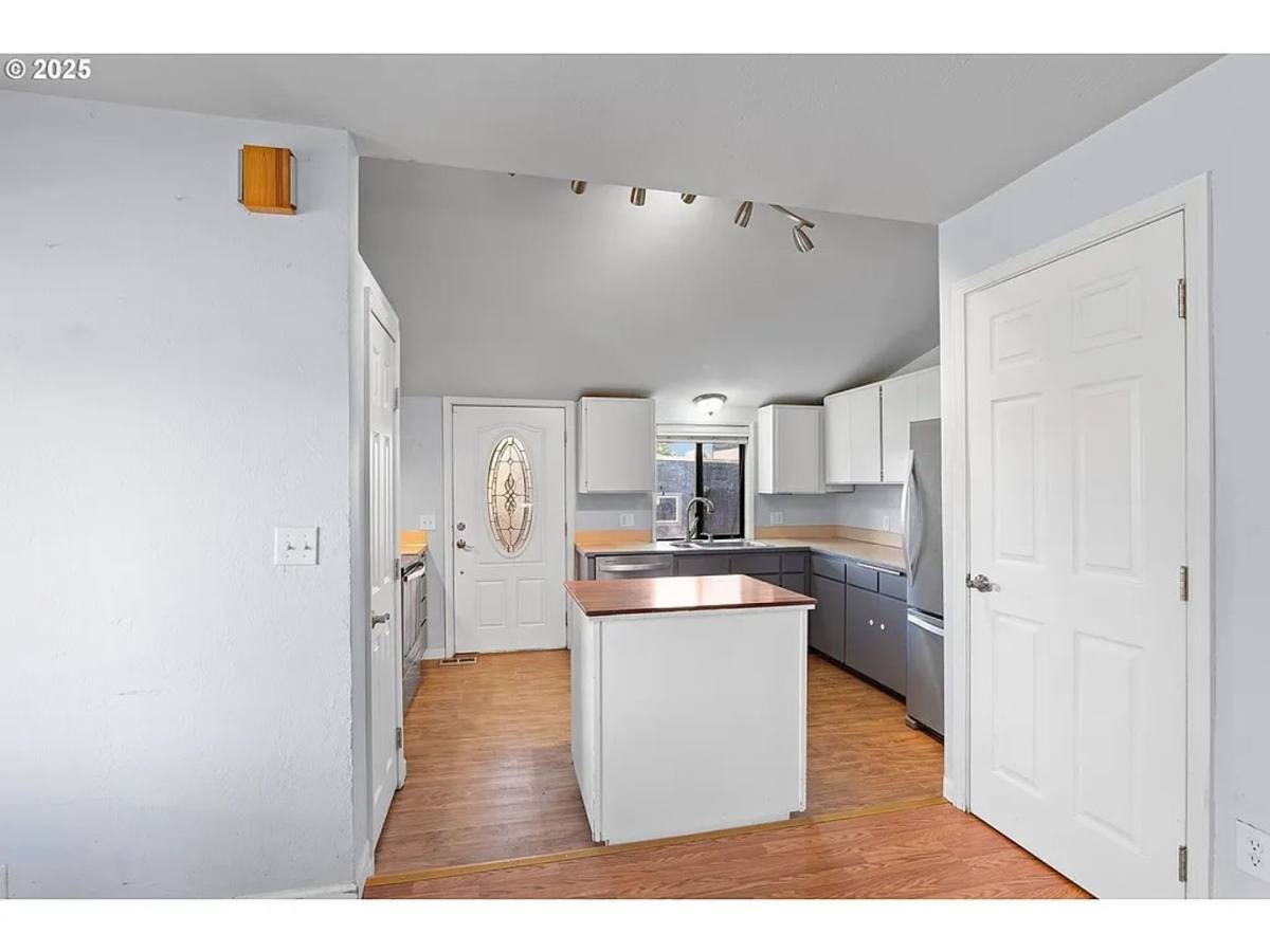 House for rent at 1021 Deal St, Junction City, OR 97448