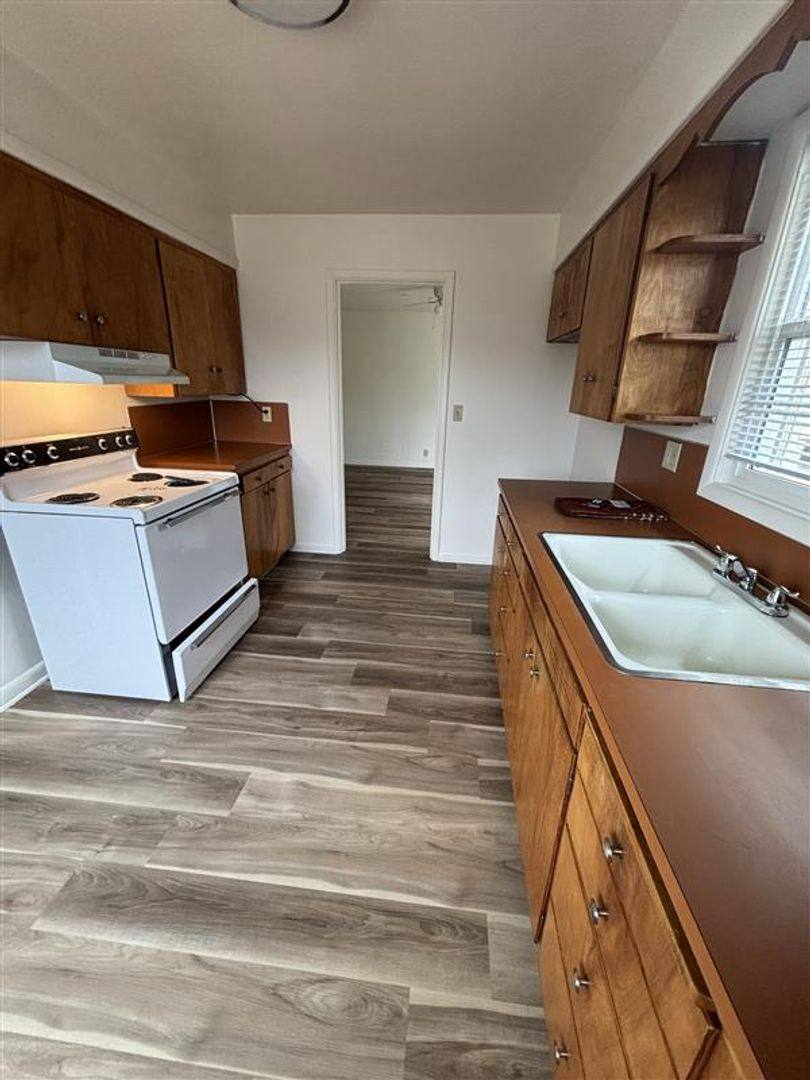 Apartment for rent at 1031-1033 Saginaw St S, Salem, OR 97302