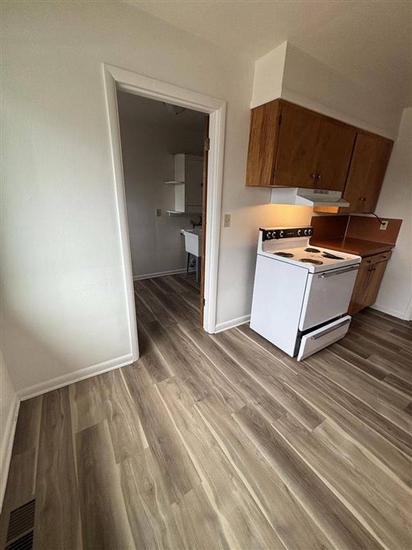 Apartment for rent at 1031-1033 Saginaw St S, Salem, OR 97302