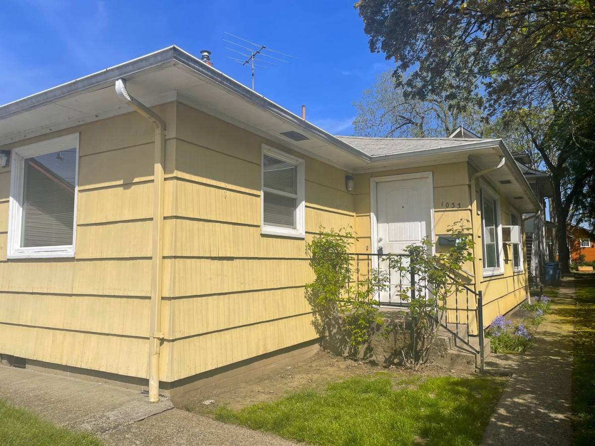 Apartment for rent at 1031-1033 Saginaw St S, Salem, OR 97302