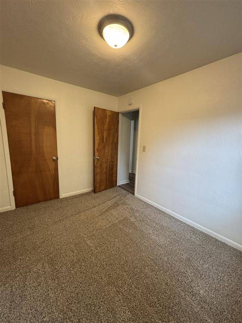 Apartment for rent at 1031-1033 Saginaw St S, Salem, OR 97302