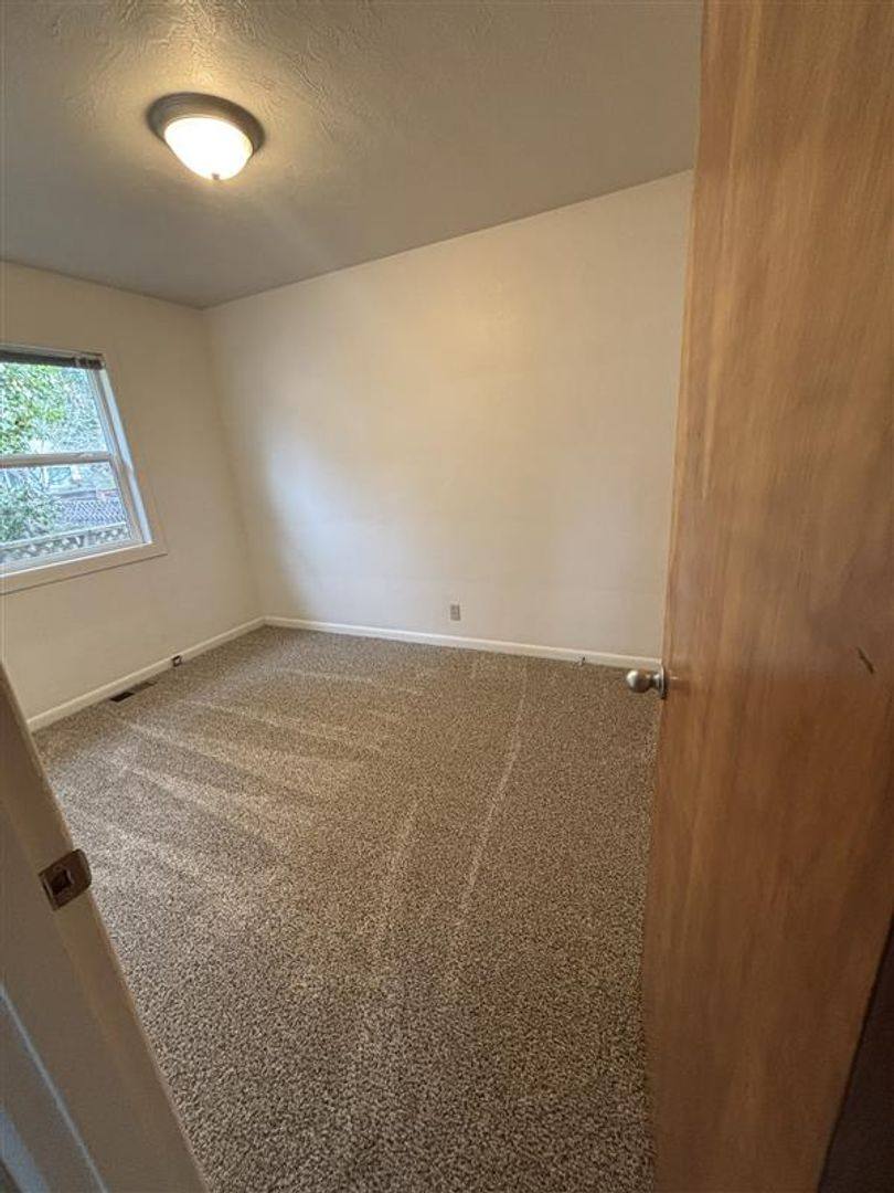 Apartment for rent at 1031-1033 Saginaw St S, Salem, OR 97302