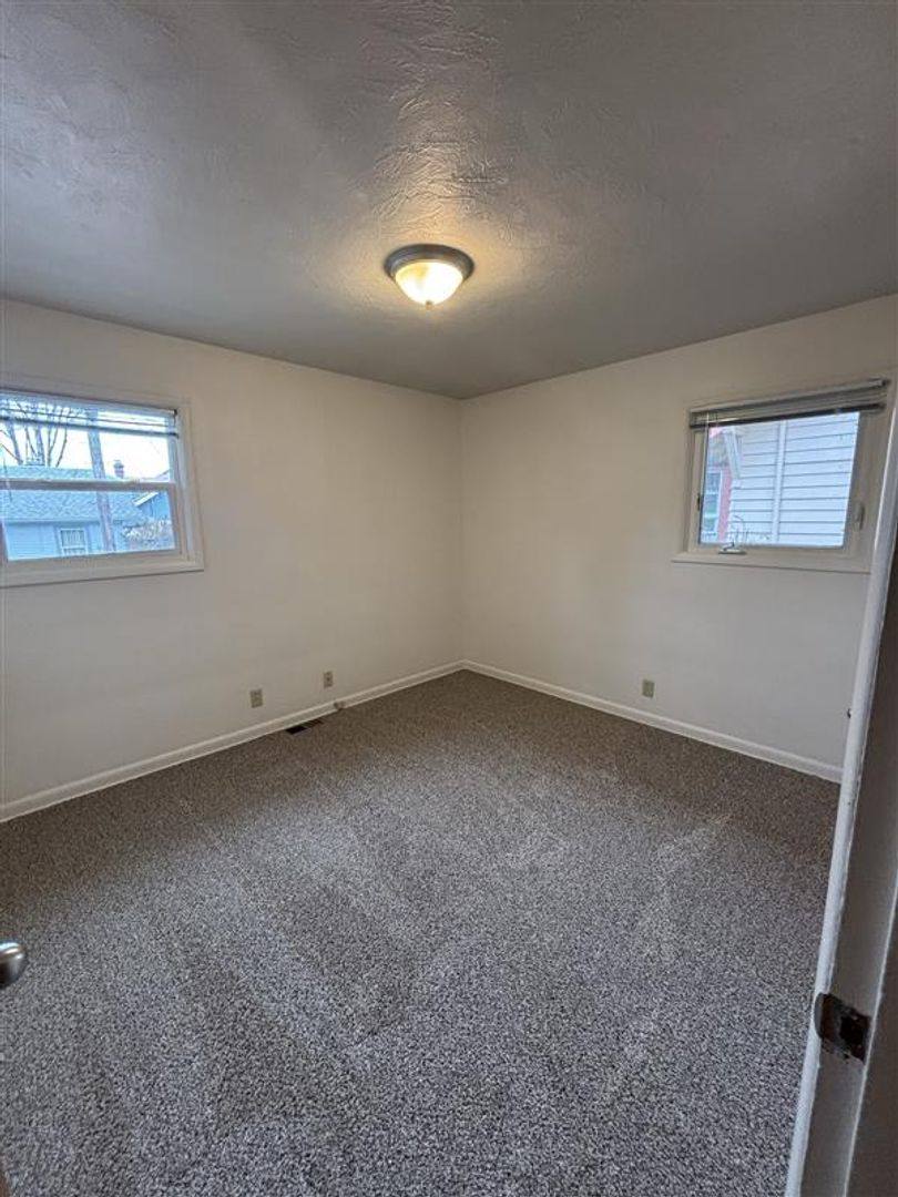 Apartment for rent at 1031-1033 Saginaw St S, Salem, OR 97302