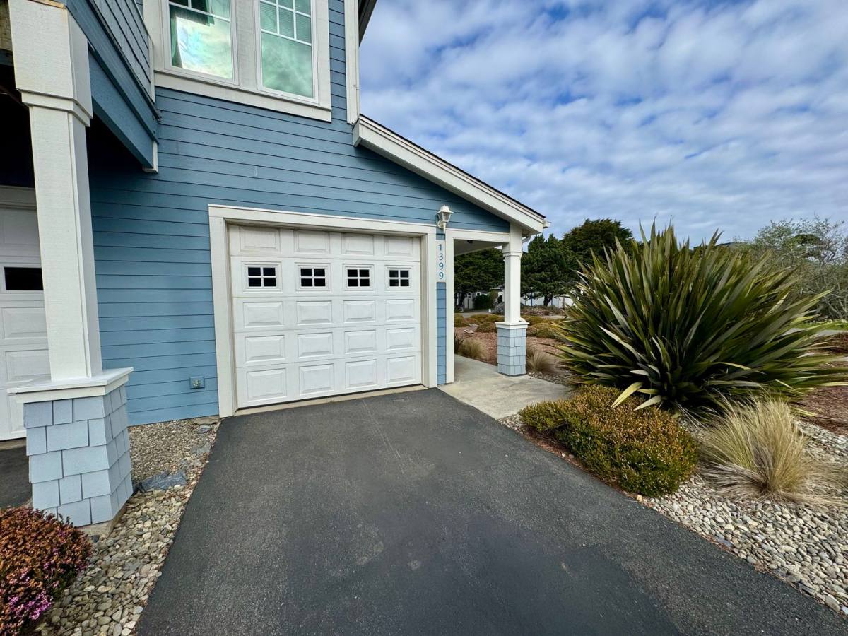 Townhouse for rent at 1311 Village Loop, Bandon, OR 97411