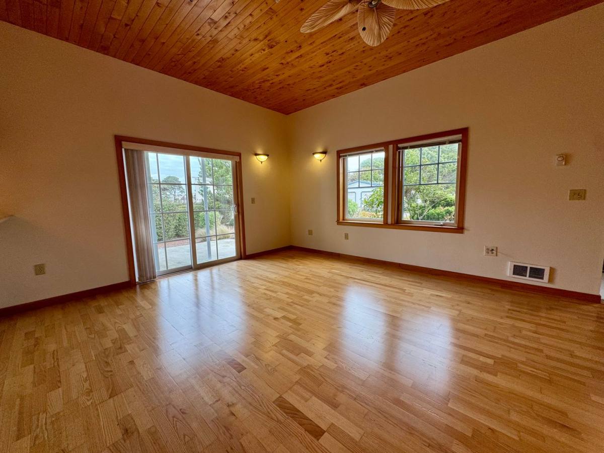 Townhouse for rent at 1311 Village Loop, Bandon, OR 97411