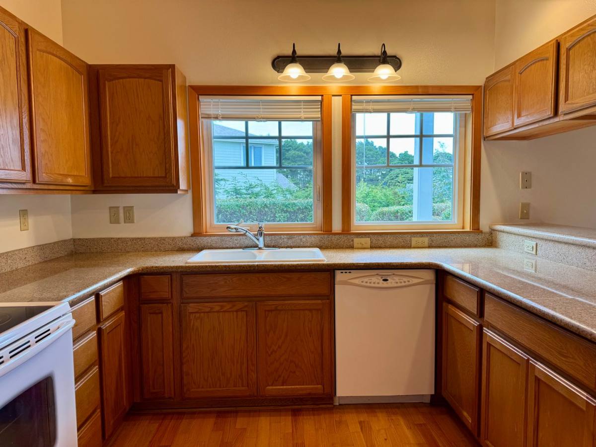 Townhouse for rent at 1311 Village Loop, Bandon, OR 97411