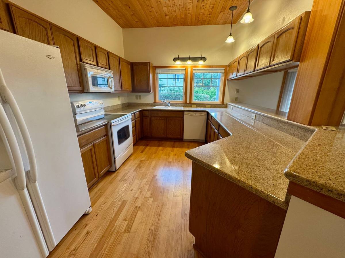 Townhouse for rent at 1311 Village Loop, Bandon, OR 97411