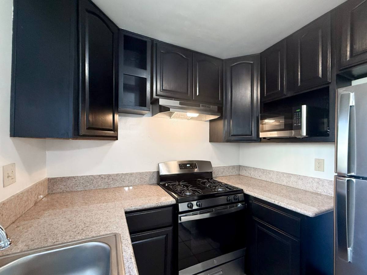 Apartment for rent at 18553-18563 Clark St, Tarzana, CA 91356