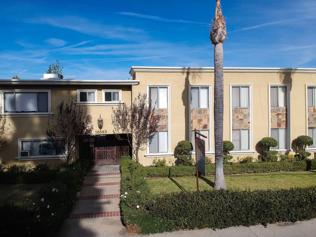 Apartment for rent at 18553-18563 Clark St, Tarzana, CA 91356