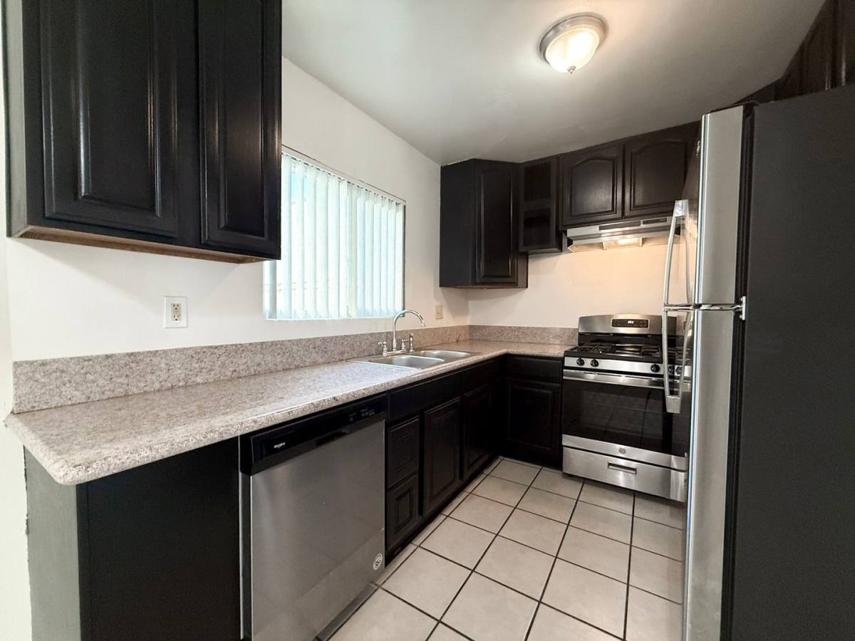 Apartment for rent at 18553-18563 Clark St, Tarzana, CA 91356