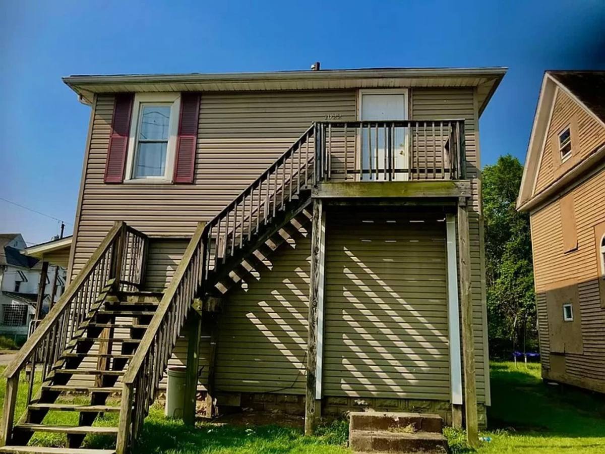 Apartment for rent at 1813 Beaver St, Parkersburg, WV 26101