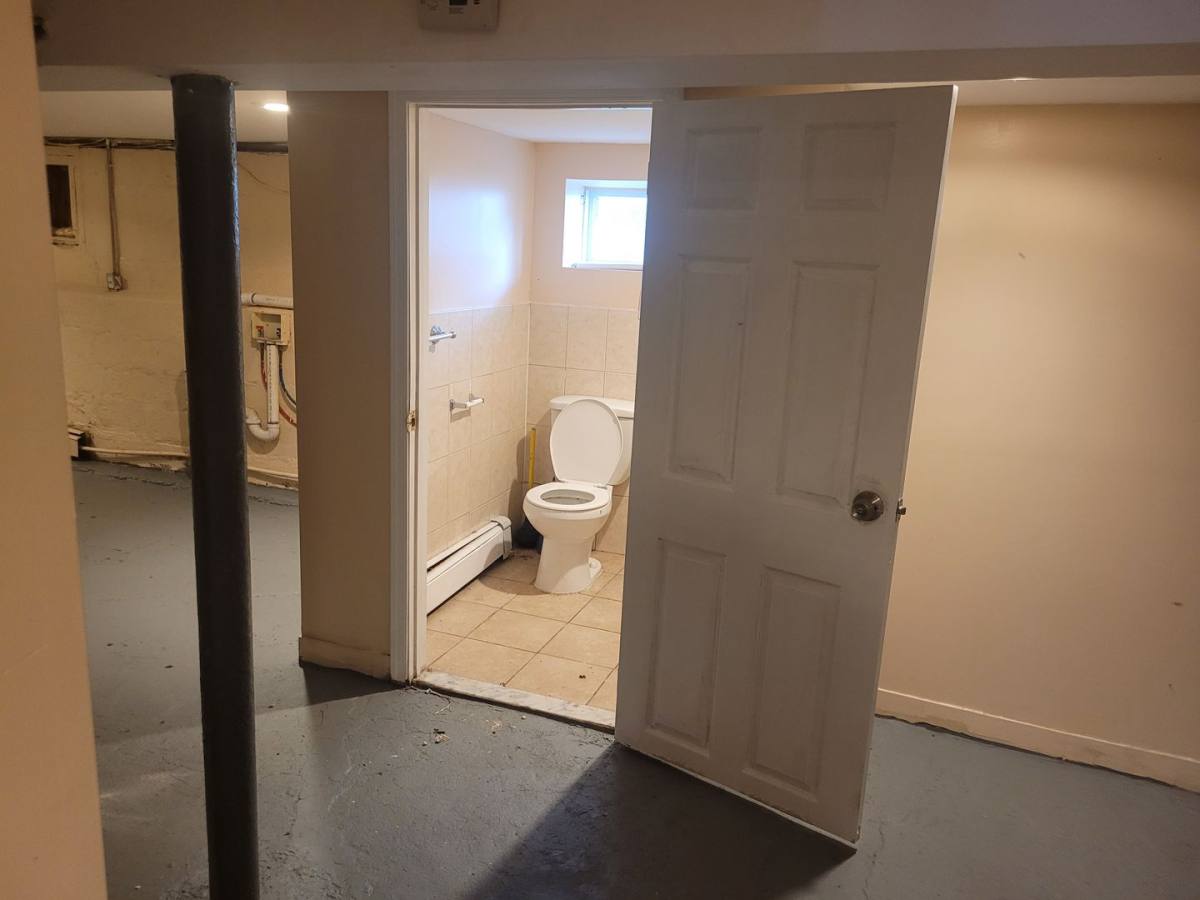 House for rent at 24 Valley St, Newark, NJ 07106
