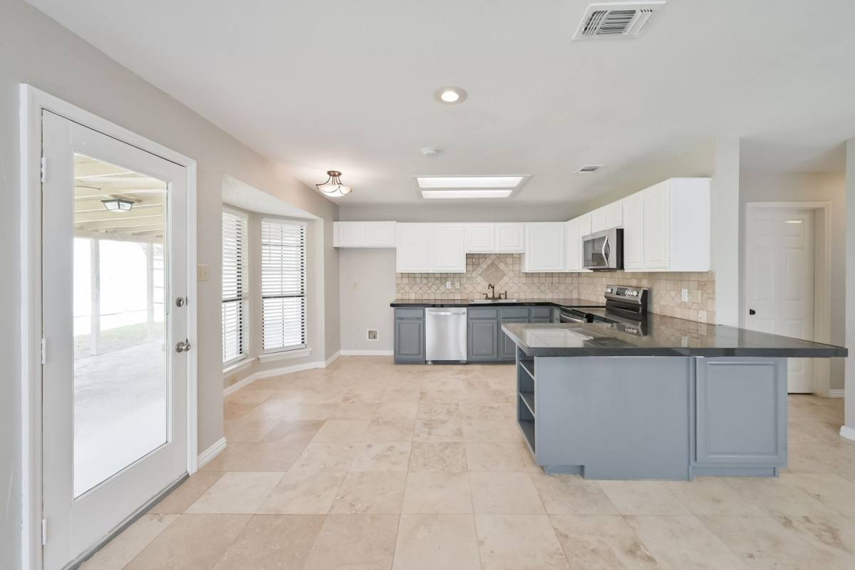 House for rent at 1521 Stratford Dr, Mansfield, TX 76063