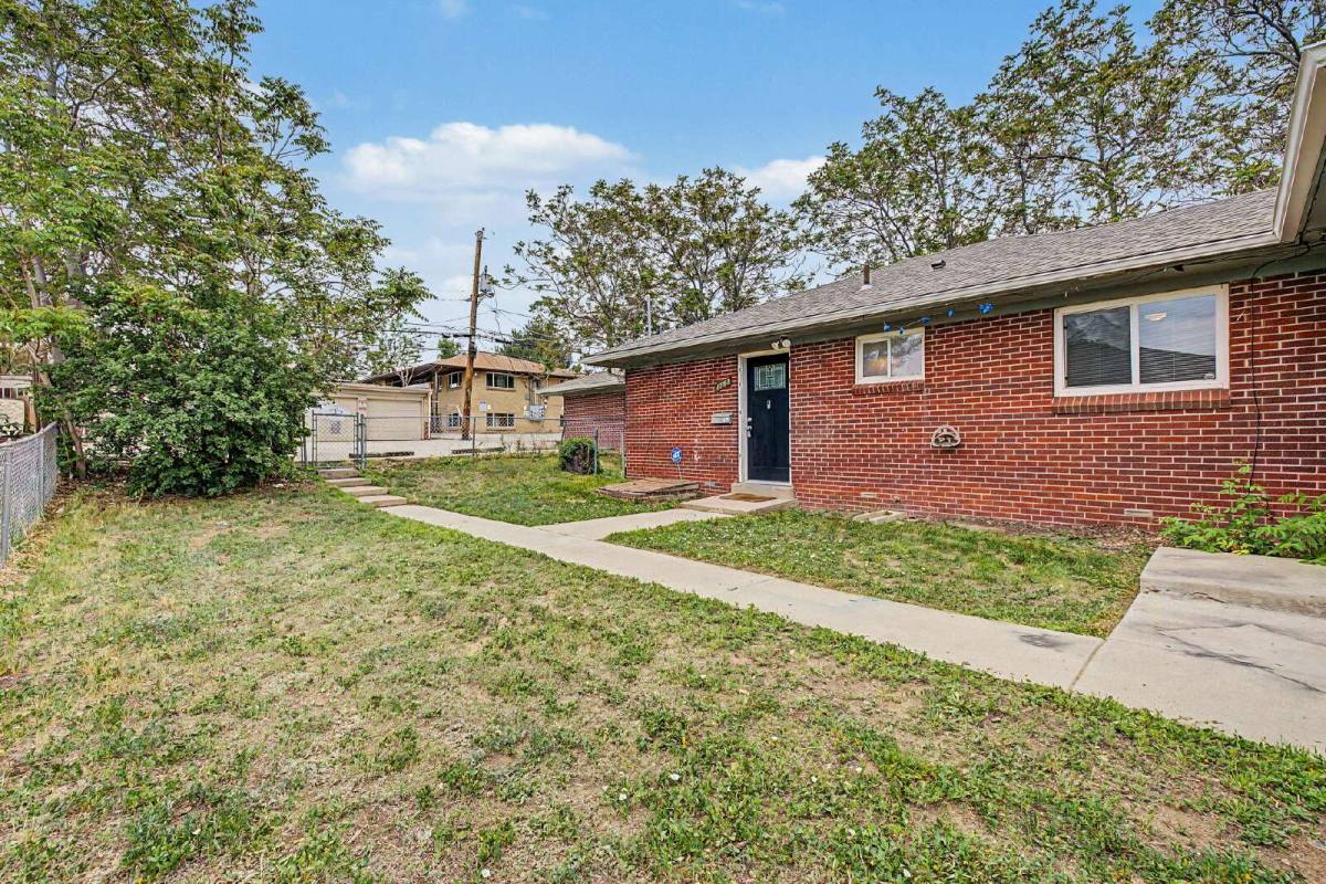 Townhouse for rent at 1762 Chester St, Aurora, CO 80010