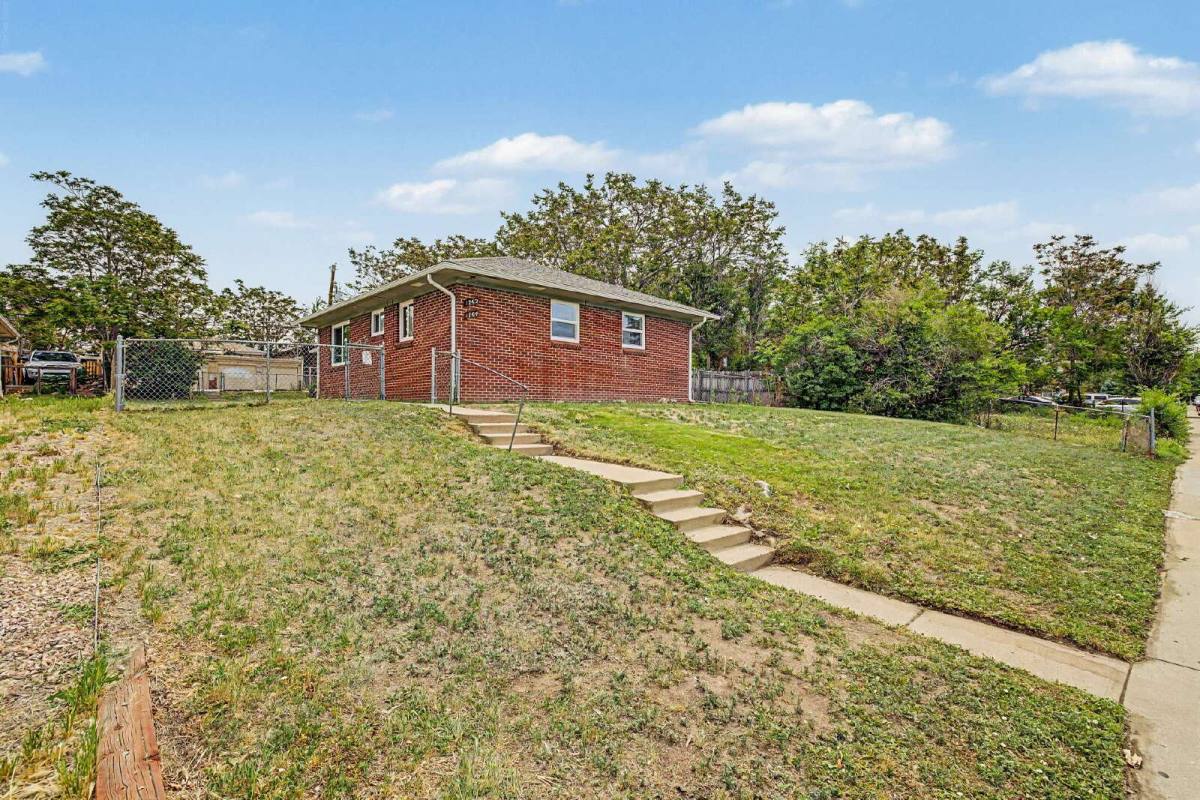 Townhouse for rent at 1764 Chester St, Aurora, CO 80010
