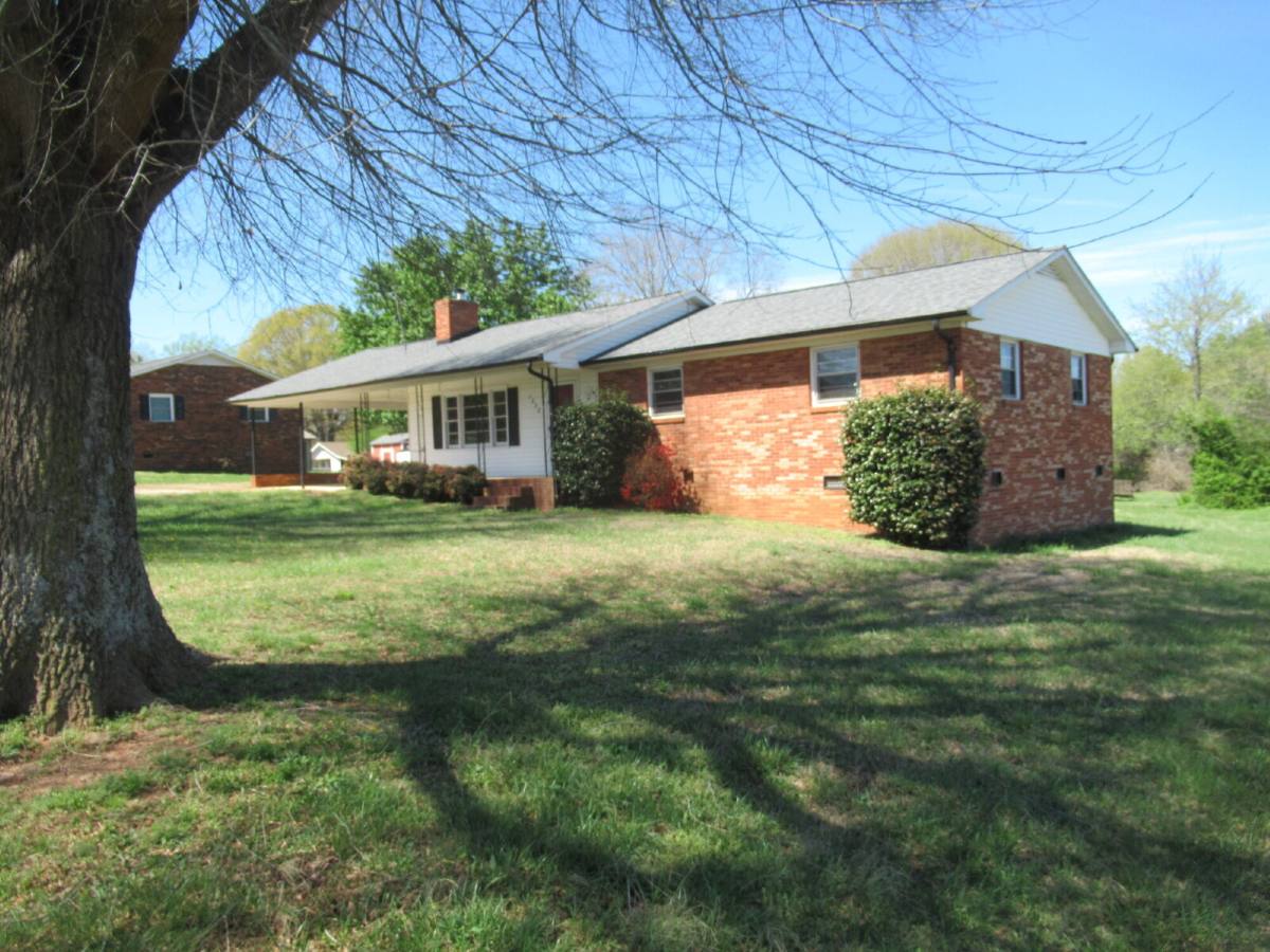 House for rent at 1330 Davis Rd, Lincolnton, NC 28092
