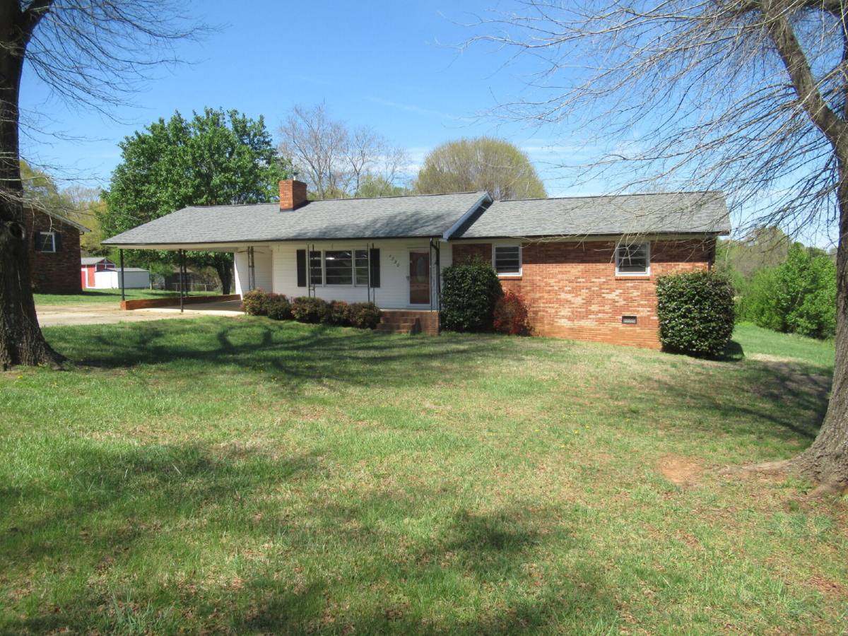 House for rent at 1330 Davis Rd, Lincolnton, NC 28092