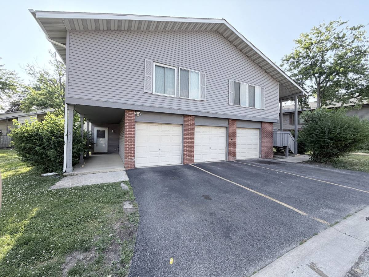 Townhouse for rent at 2 Elm Court, Bolingbrook, IL 60440