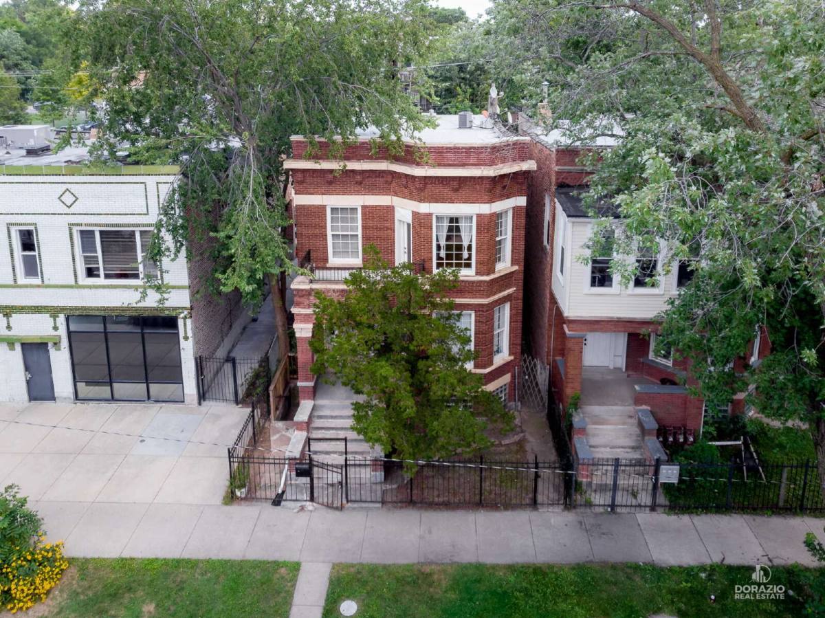 Apartment for rent at 6111 S Eberhart Ave #2, Chicago, IL 60637