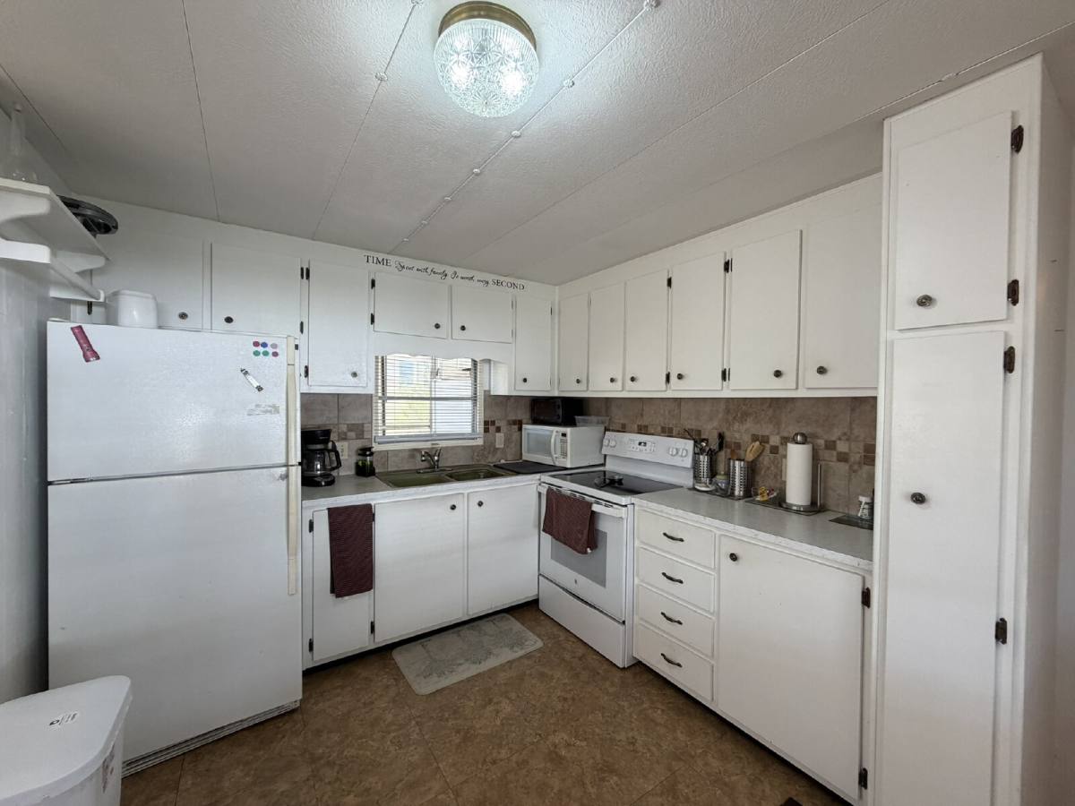 4 7th St W, Nokomis, FL 34275 - House for Rent - Image 6