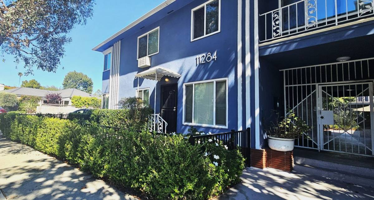Apartment for rent at 11284 Montana Ave, Los Angeles, CA 90049