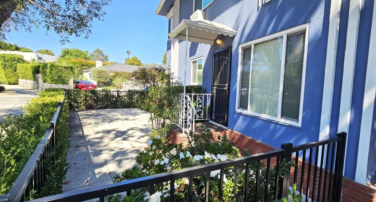 Apartment for rent at 11284 Montana Ave, Los Angeles, CA 90049