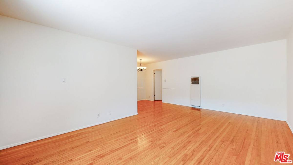 Apartment for rent at 11284 Montana Ave, Los Angeles, CA 90049