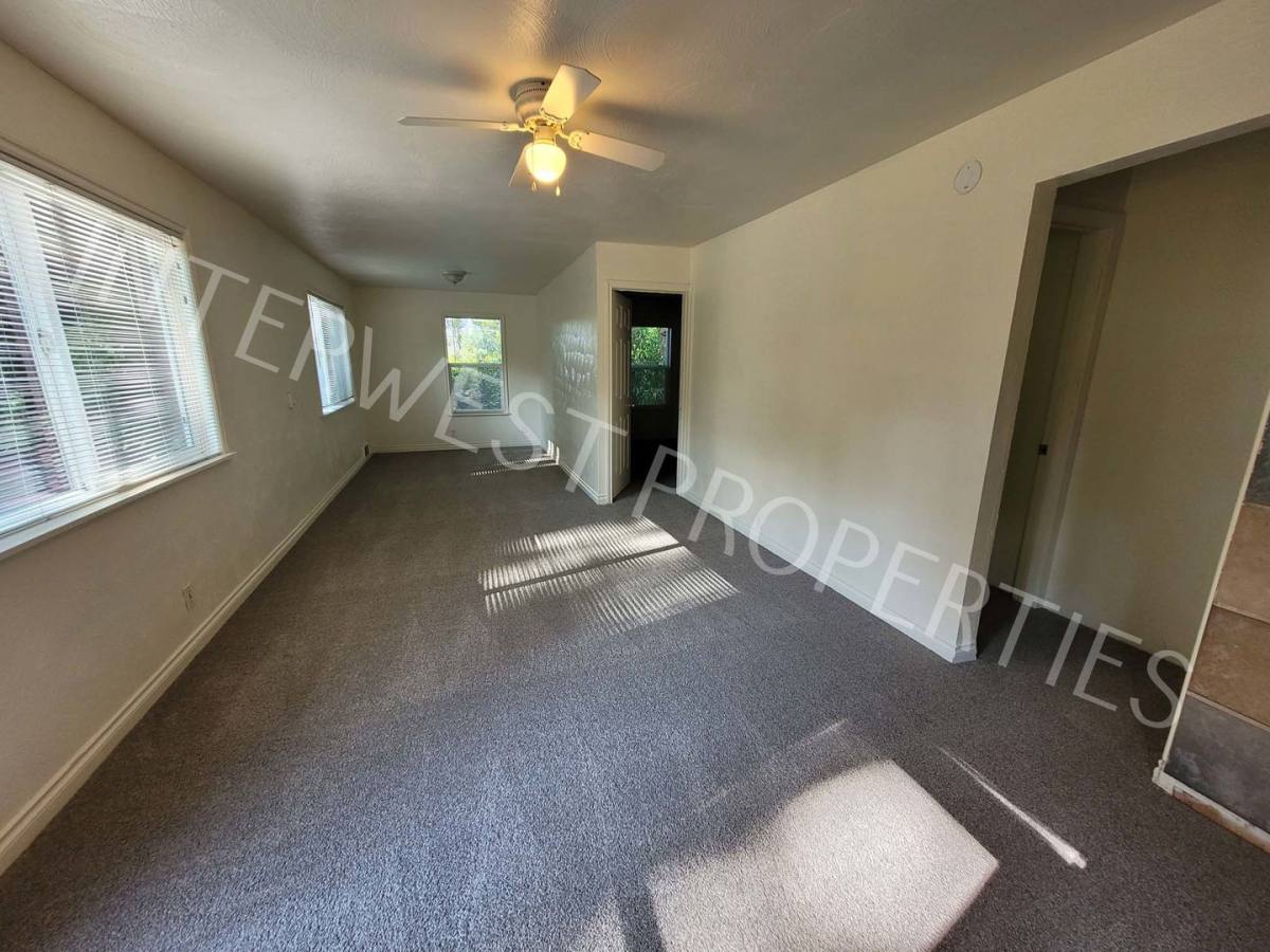 House for rent at 16045 Swan Ave, Oregon City, OR 97045