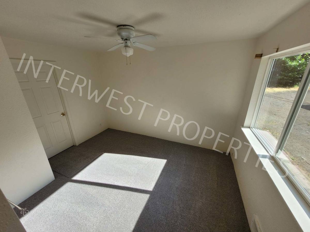 House for rent at 16045 Swan Ave, Oregon City, OR 97045