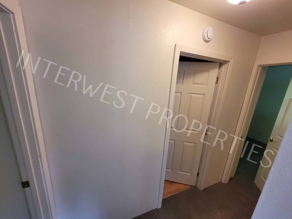 House for rent at 16045 Swan Ave, Oregon City, OR 97045
