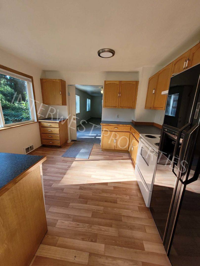 House for rent at 16045 Swan Ave, Oregon City, OR 97045