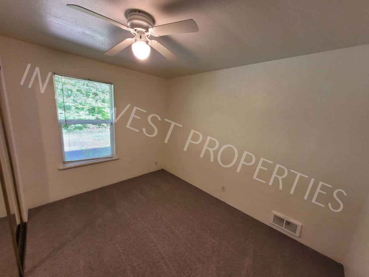 House for rent at 16045 Swan Ave, Oregon City, OR 97045