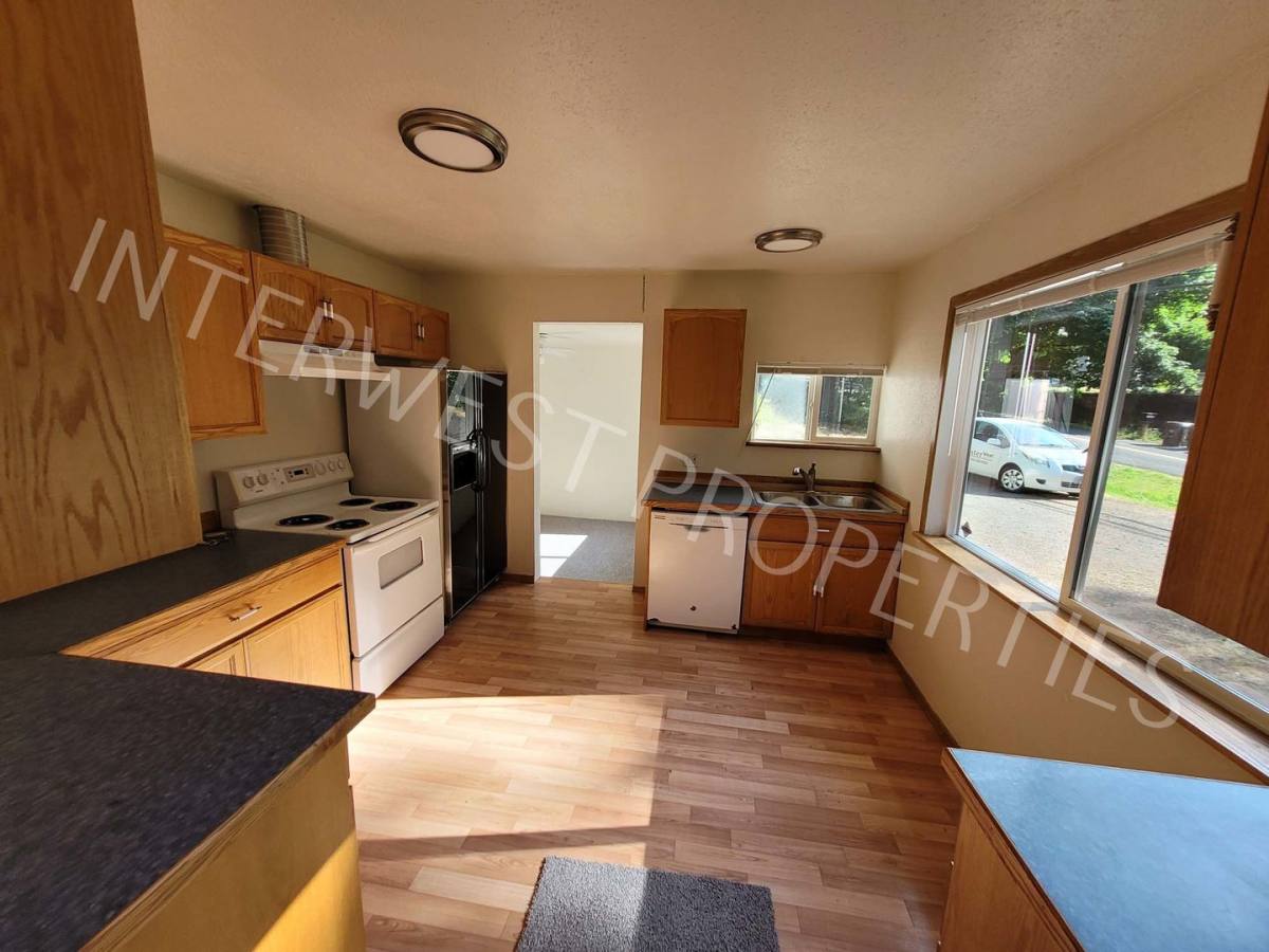 House for rent at 16045 Swan Ave, Oregon City, OR 97045