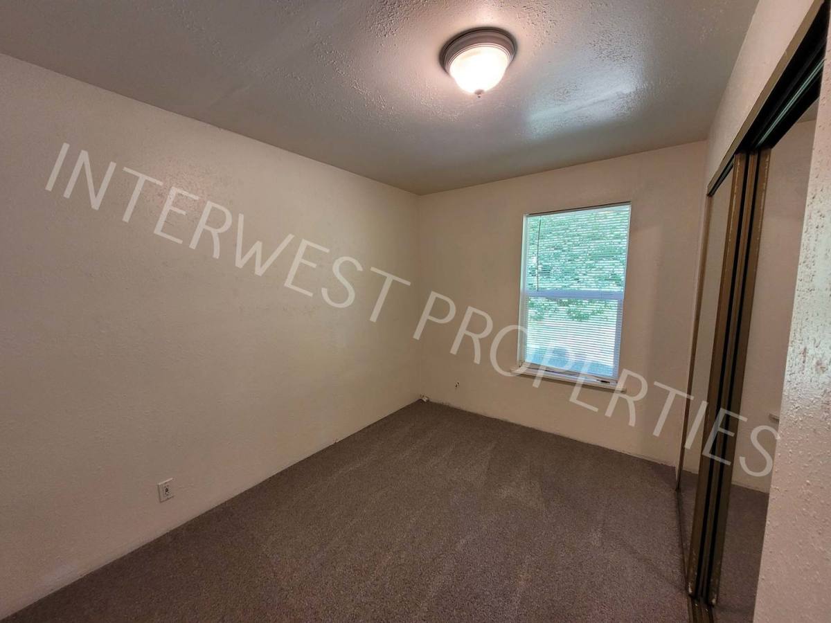 House for rent at 16045 Swan Ave, Oregon City, OR 97045