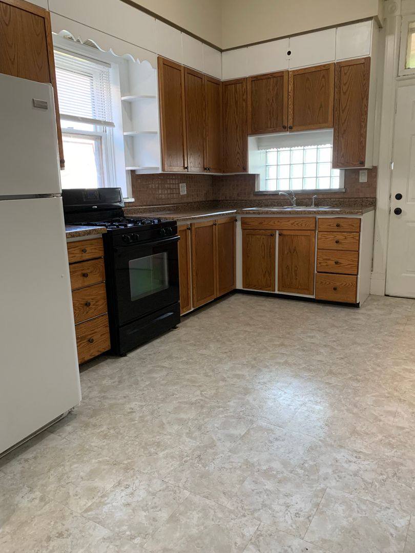 Apartment for rent at 422 W Loras St, Dubuque, IA 52001