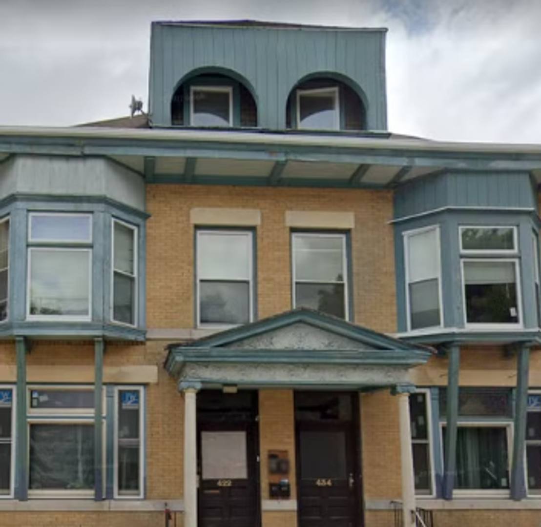 Apartment for rent at 422 W Loras St, Dubuque, IA 52001