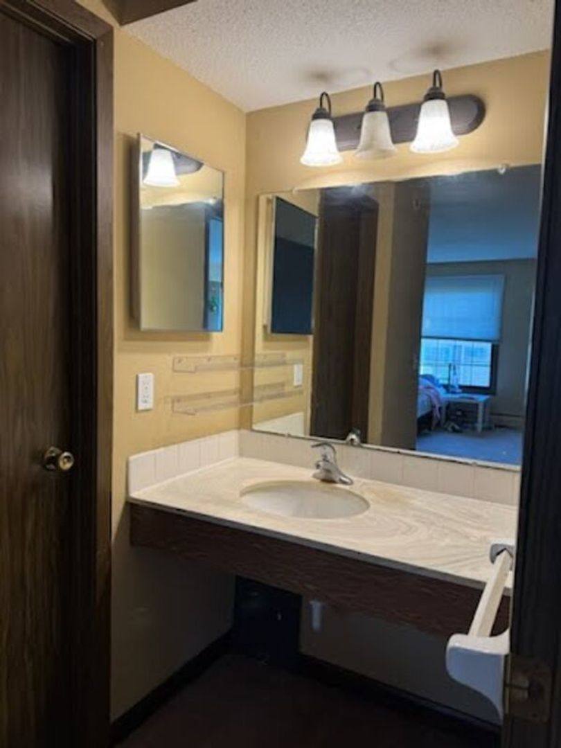 Apartment for rent at 930 Westbrooke Way, Hopkins, MN 55343