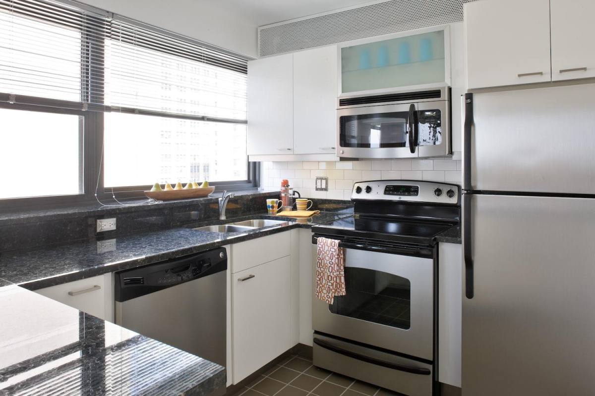 Apartment for rent at 1606 E Hyde Park Blvd, Chicago, IL 60615