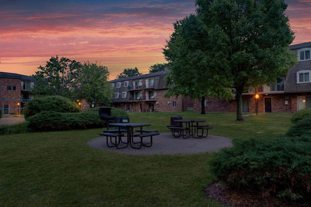 Apartment for rent at Blackhawk Manor, 926 Congdon Ave, Elgin, IL 60120