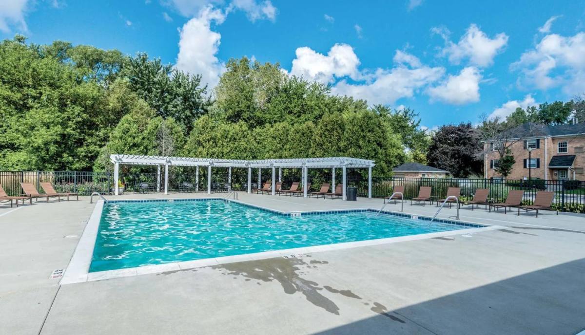 Apartment for rent at Willow Bend, 2850 Southampton Dr, Rolling Meadows, IL 60008