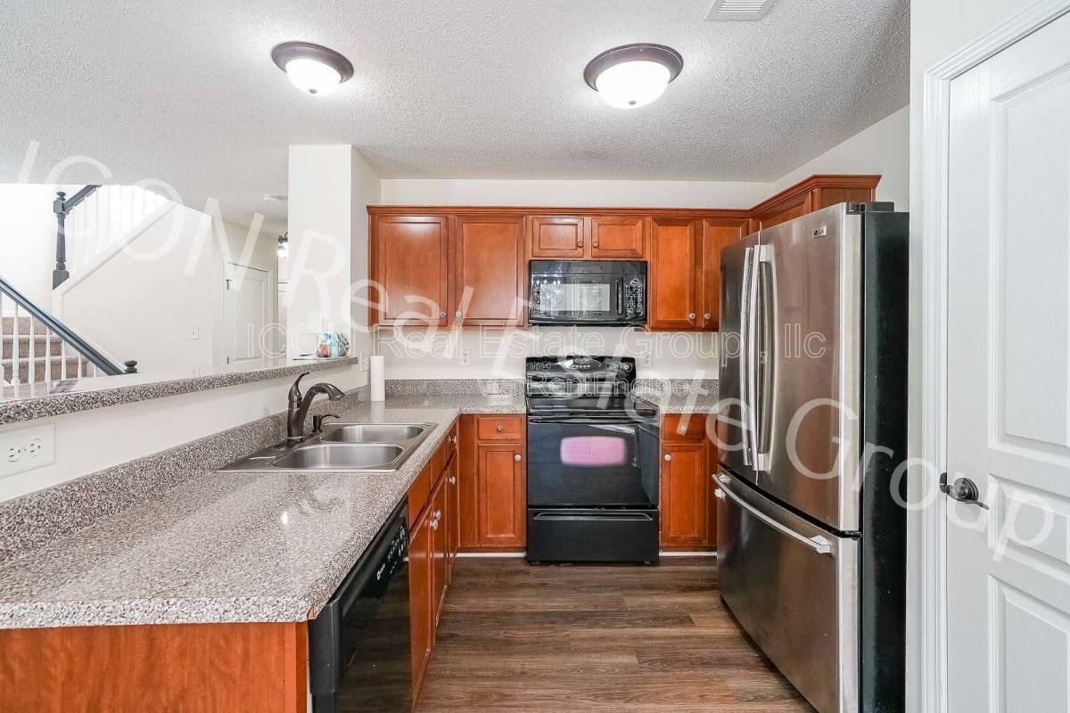 Townhouse for rent at 467 Colonial Walk, Woodstock, GA 30189