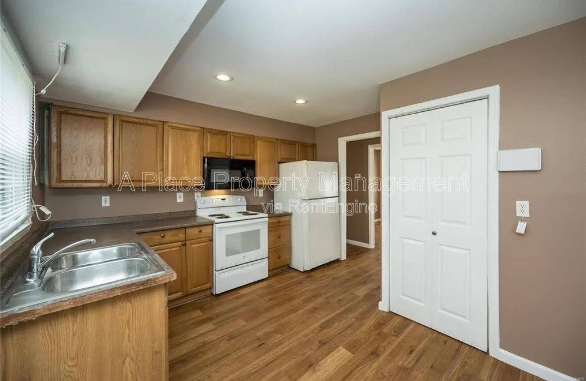 House for rent at 325 Caithness Rd, Saint Louis, MO 63137
