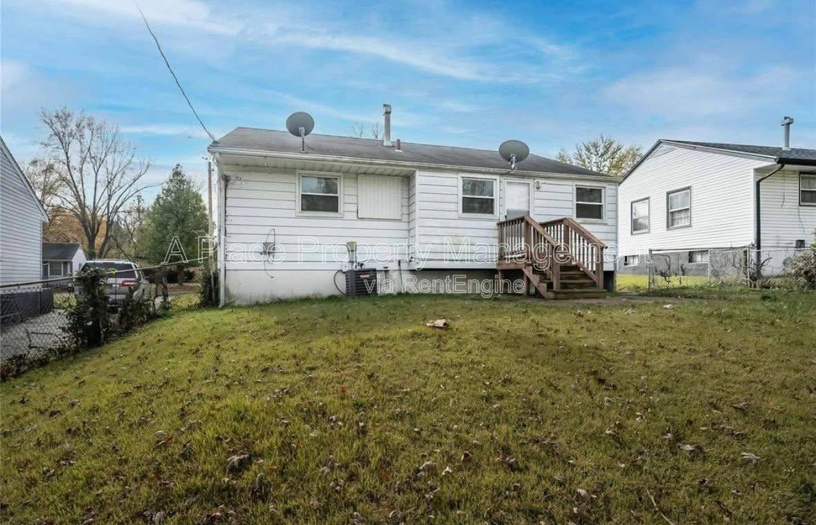 House for rent at 325 Caithness Rd, Saint Louis, MO 63137