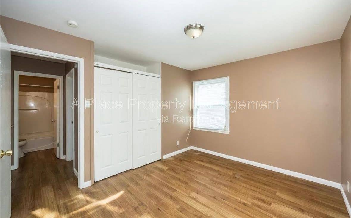 House for rent at 325 Caithness Rd, Saint Louis, MO 63137