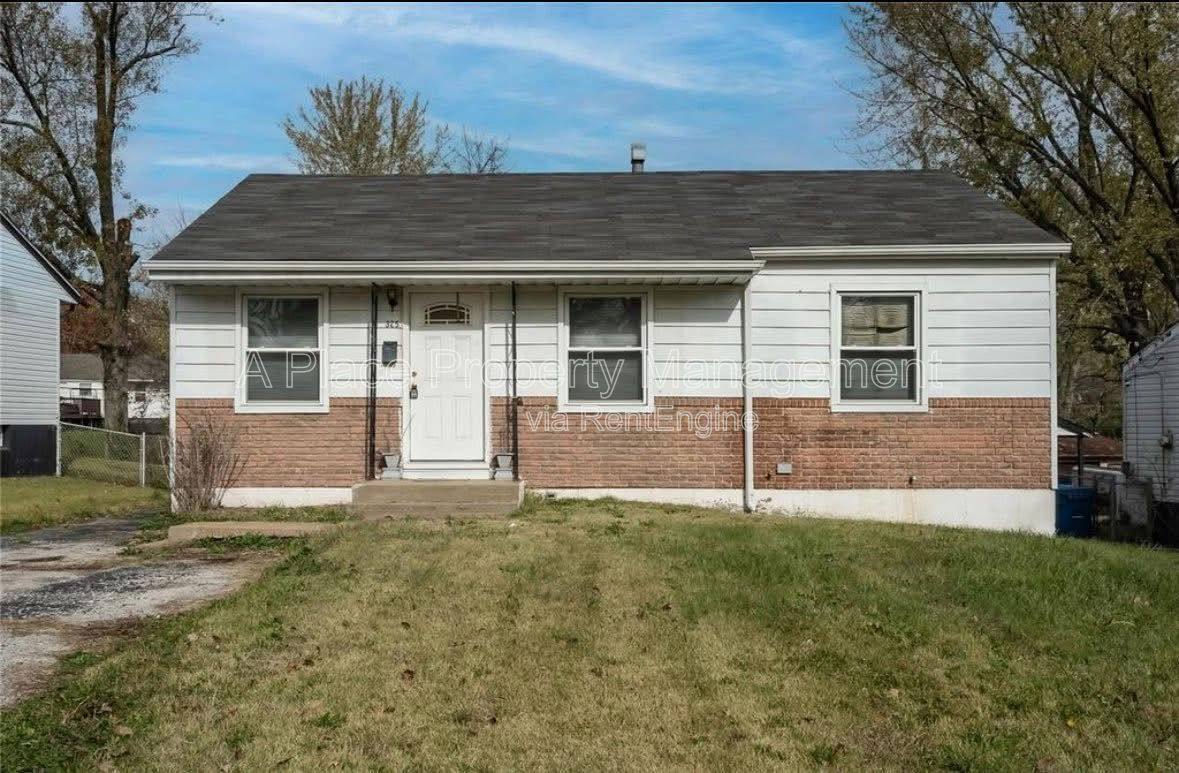 House for rent at 325 Caithness Rd, Saint Louis, MO 63137