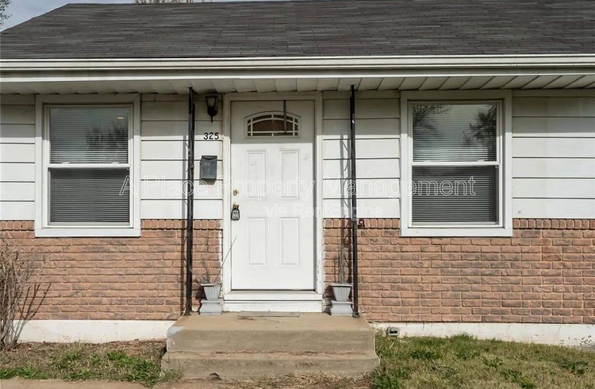 House for rent at 325 Caithness Rd, Saint Louis, MO 63137