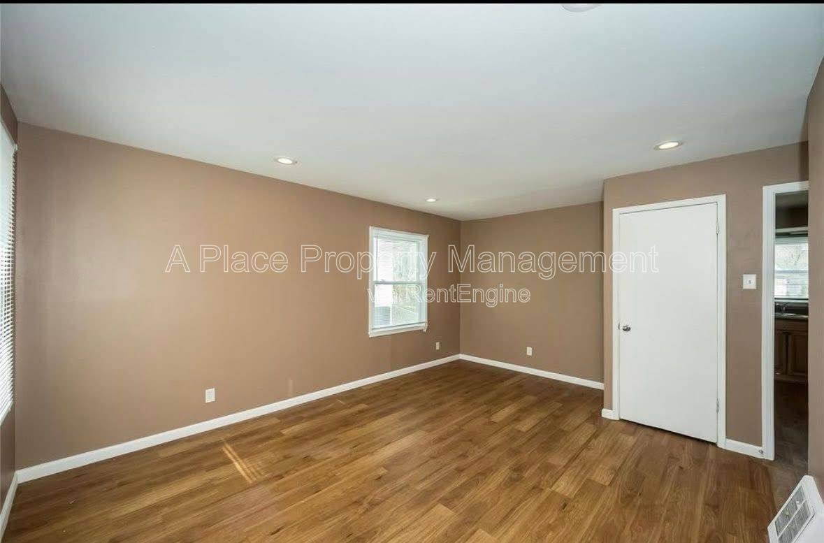 House for rent at 325 Caithness Rd, Saint Louis, MO 63137