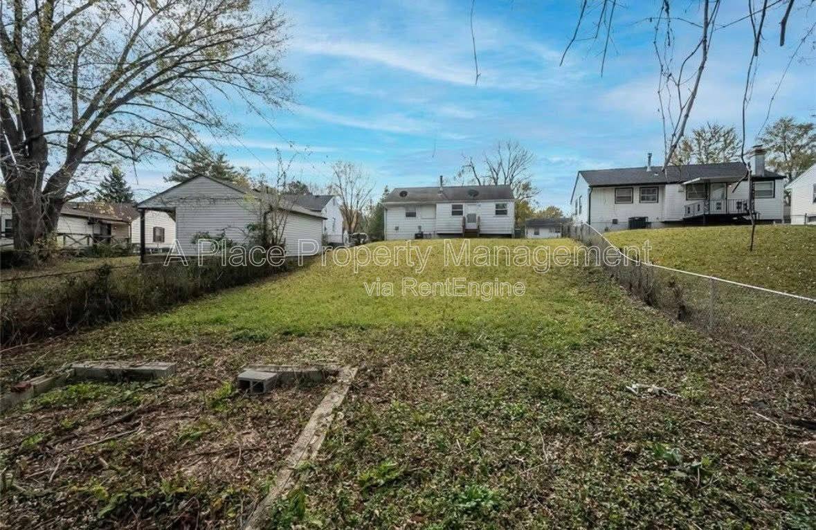 House for rent at 325 Caithness Rd, Saint Louis, MO 63137